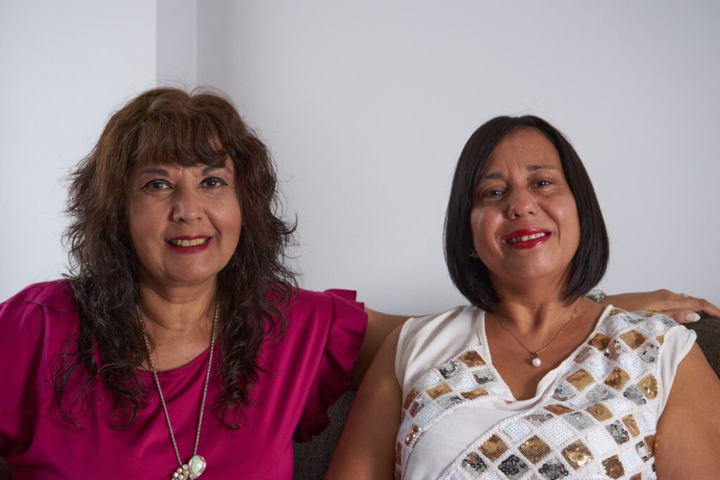 Raquel e Ivana fundadoras de la marca Didacticlases en retrato de estilo informal
