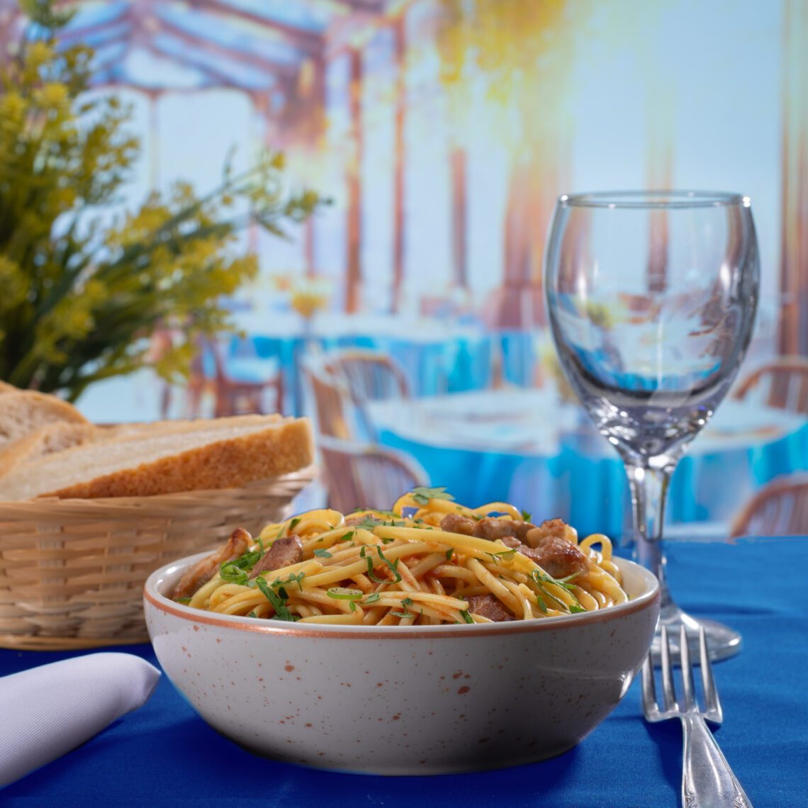 Marketing gastronómico en restaurante- foto de una mesa bellamente decorada con plato de exquisita comida.