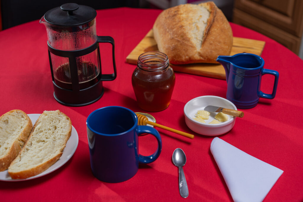 Café, pan casero y un toque de dulzura
